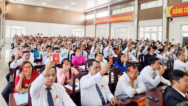 Đại biểu biểu quyết thông qua Nghị quyết Đại hội.