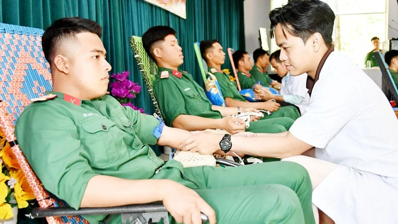 Cán bộ, chiến sĩ Trung đoàn 893 tham gia hiến máu tình nguyện.