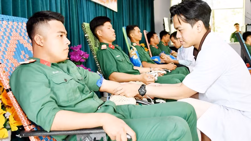 Cán bộ, chiến sĩ Trung đoàn 893 tham gia hiến máu tình nguyện.