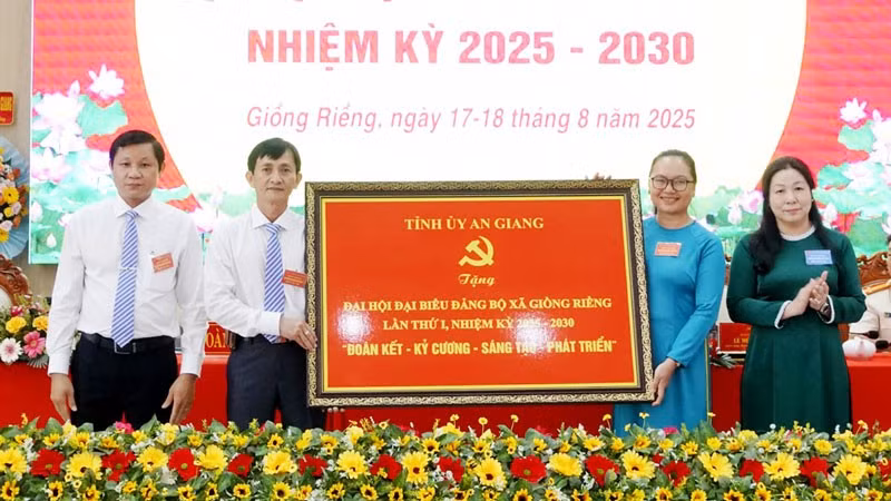 Lãnh đạo tỉnh An Giang tặng bức trướng cho Đại hội đại biểu Đảng bộ xã Giồng Riềng lần thứ I. (Ảnh: BÍCH THÙY).