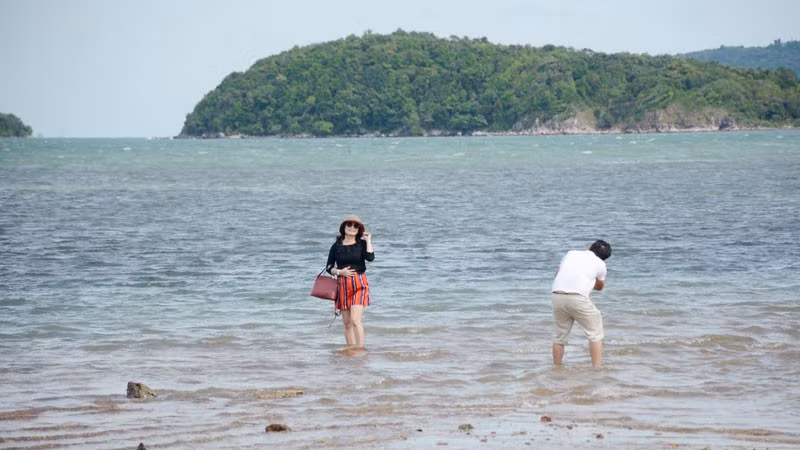 Du khách trải nghiệm tại Ba Hòn Đầm, xã Sơn Hải.