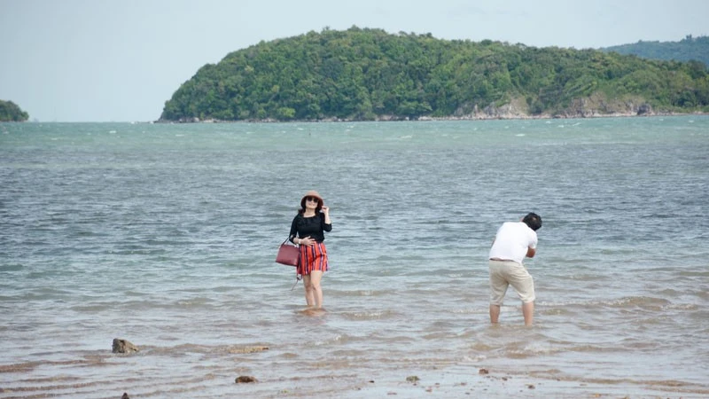 Du khách trải nghiệm tại Ba Hòn Đầm, xã Sơn Hải.