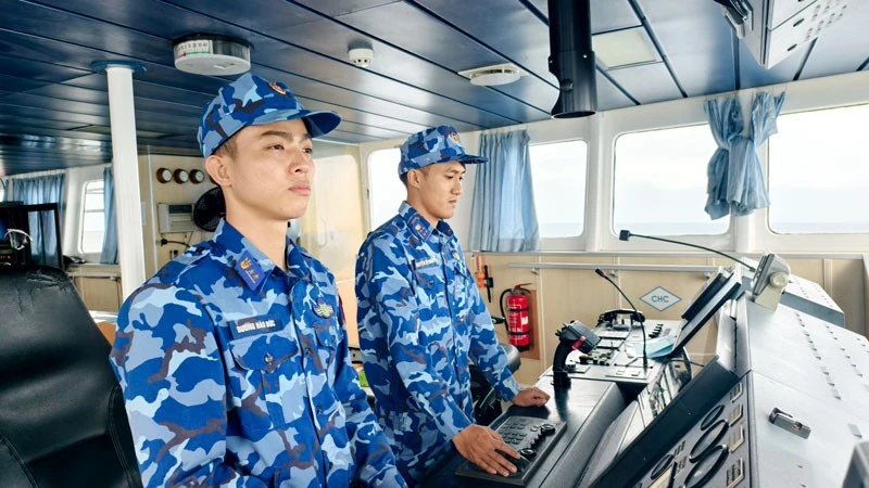 Cán bộ, chiến sĩ Bộ Tư lệnh Vùng Cảnh sát biển 4 tăng cường quan sát, nắm tình hình trên biển.
