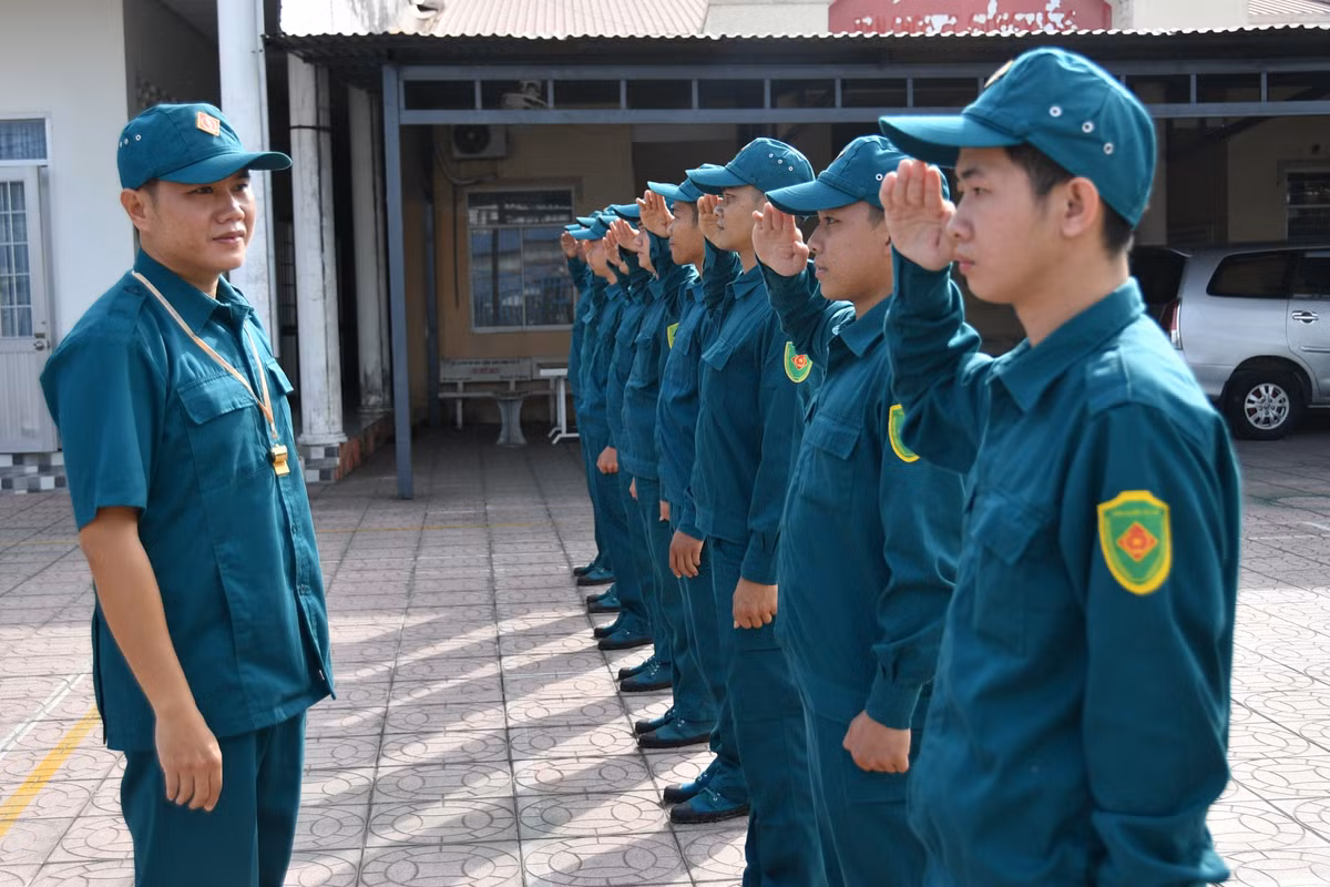Cán bộ, chiến sĩ Ban Chỉ huy quân sự xã Giồng Riềng tổ chức huấn luyện điều lệnh đội ngũ.