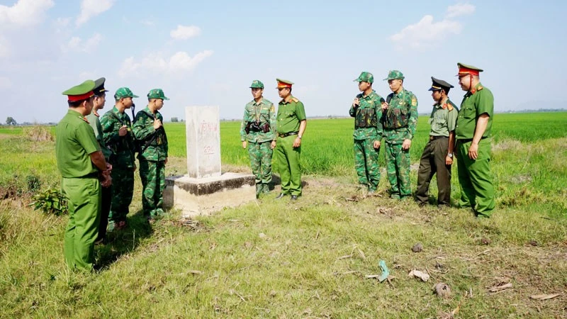 Lực lượng Công an xã Giang Thành và Bộ đội Biên phòng cửa khẩu Giang Thành kiểm tra cột mốc 294 giáp biên giới Campuchia.