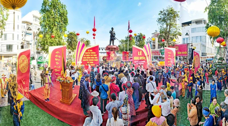 Người dân về dự Lễ hội Đình thần Nguyễn Trung Trực. 