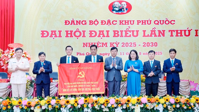 Bí thư Tỉnh ủy An Giang Nguyễn Tiến Hải tặng bức trướng cho Đại hội. (Ảnh: TÂY HỒ).