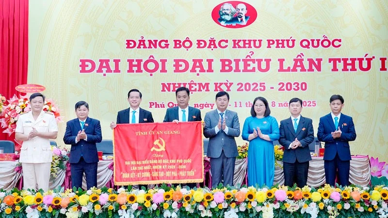 Bí thư Tỉnh ủy An Giang Nguyễn Tiến Hải tặng bức trướng cho Đại hội. (Ảnh: TÂY HỒ).