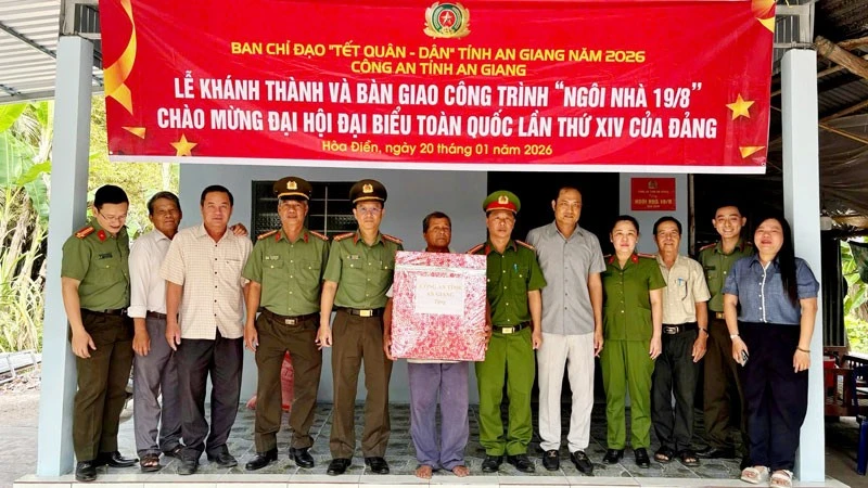 Công an tỉnh An Giang tặng quà cho gia đình ông Dương Núi.