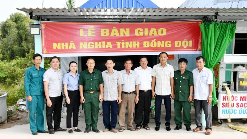 Đại biểu chụp ảnh lưu niệm tại lễ bàn giao “Nhà nghĩa tình đồng đội” cho ông Huỳnh Văn Diệp.