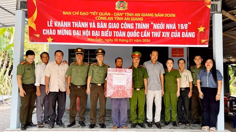 Công an tỉnh An Giang tặng quà cho gia đình ông Dương Núi.