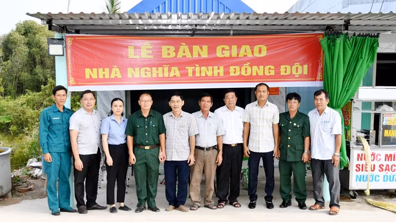 Đại biểu chụp ảnh lưu niệm tại lễ bàn giao “Nhà nghĩa tình đồng đội” cho ông Huỳnh Văn Diệp.