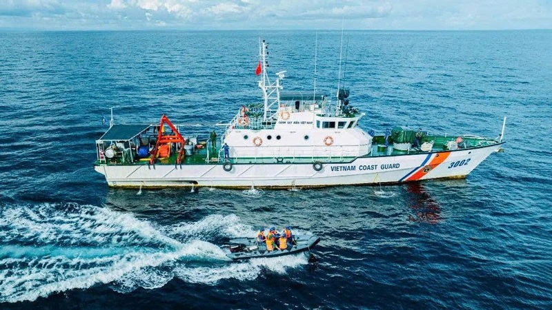 Tàu CSB 3002 thực hiện nhiệm vụ trên biển.