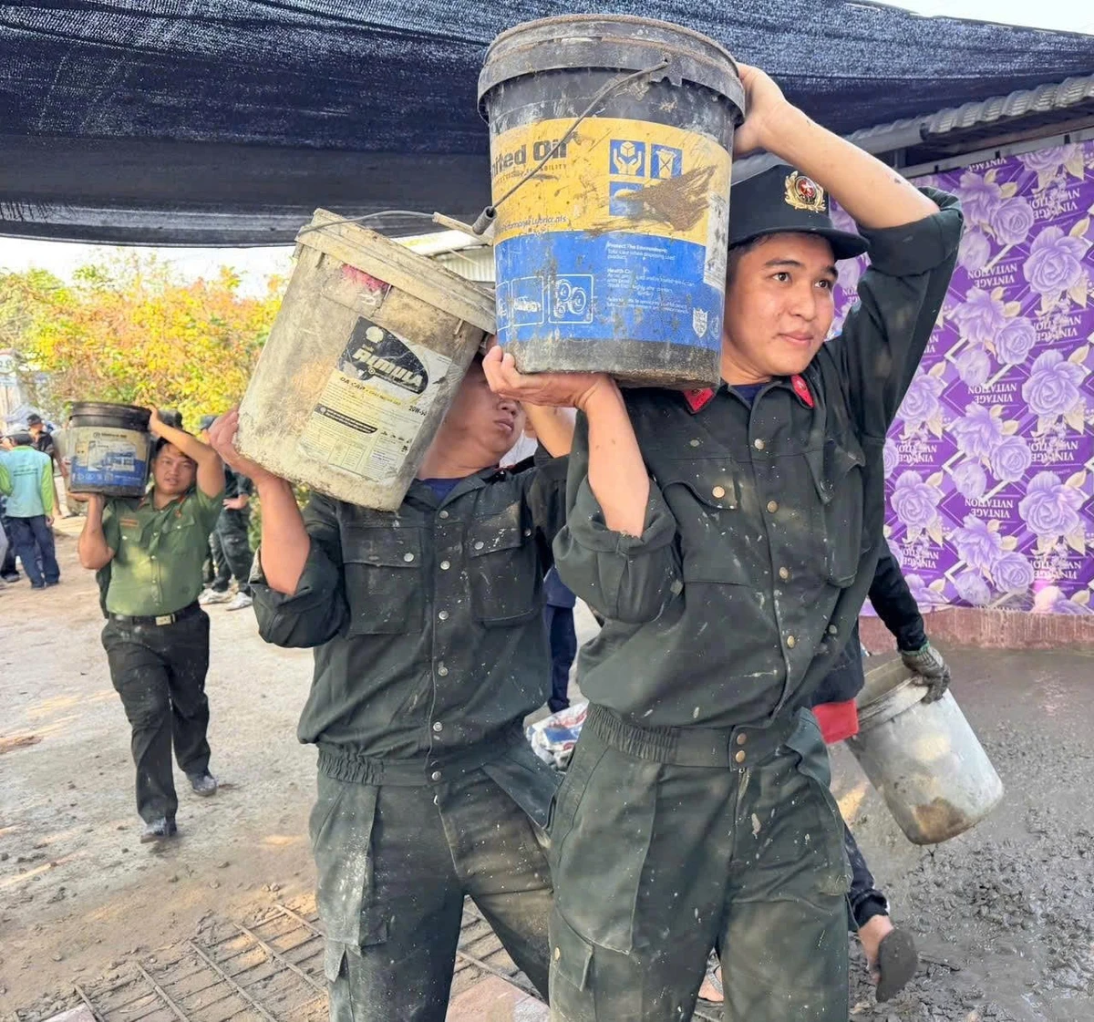 Đoàn viên, thanh niên Phòng Cảnh sát cơ động và Phòng An ninh nội địa Công an tỉnh An Giang tham gia xây dựng cầu giao thông nông thôn.