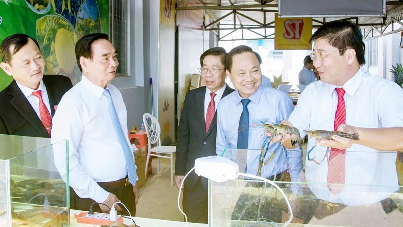 Đại tướng Lê Hồng Anh, nguyên Ủy viên Bộ Chính trị, nguyên Thường trực Ban Bí thư Trung ương Đảng, nguyên Bộ trưởng Công an về dự Đại hội đại biểu Đảng bộ xã Vĩnh Bình.