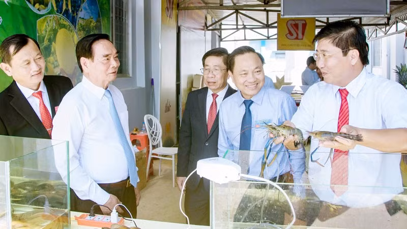Đại tướng Lê Hồng Anh, nguyên Ủy viên Bộ Chính trị, nguyên Thường trực Ban Bí thư Trung ương Đảng, nguyên Bộ trưởng Công an về dự Đại hội đại biểu Đảng bộ xã Vĩnh Bình.