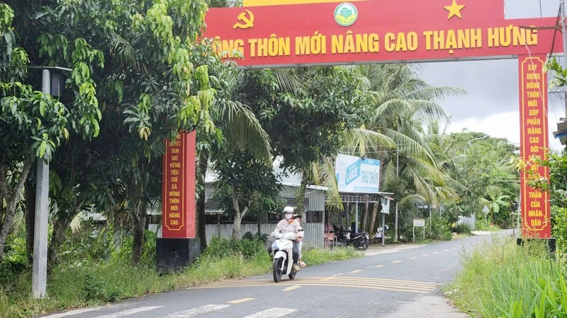 Đường vào trung tâm xã Thạnh Hưng.