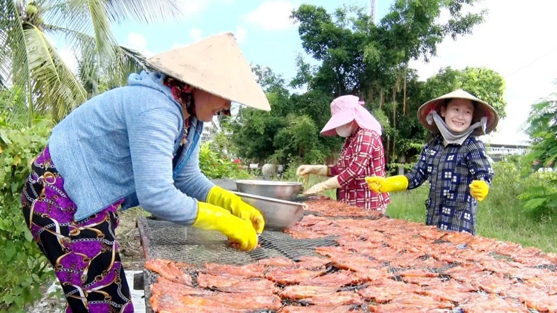 Người dân xã Vân Khánh làm cá khô. (Ảnh: PHÁT TÀI).