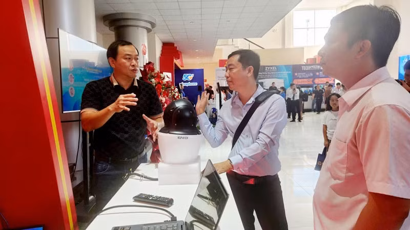 Các thiết bị công nghệ mới thu hút sự quan tâm của đông đảo giới tri thức và doanh nghiệp trẻ tại An Giang.