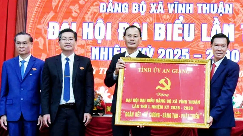 Lãnh đạo tỉnh An Giang tặng bức trướng cho Đại hội đại biểu Đảng bộ xã Vĩnh Thuận lần thứ I, nhiệm kỳ 2025-2030. (Ảnh: TƯỜNG VI).