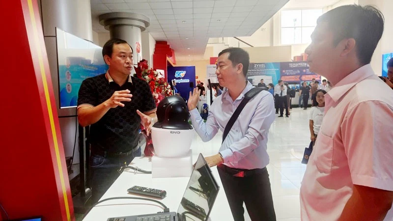 Các thiết bị công nghệ mới thu hút sự quan tâm của đông đảo giới tri thức và doanh nghiệp trẻ tại An Giang.