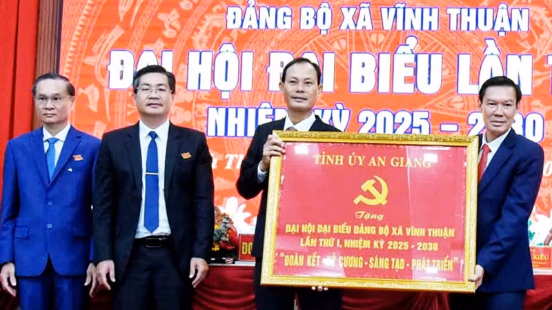 Lãnh đạo tỉnh An Giang tặng bức trướng cho Đại hội đại biểu Đảng bộ xã Vĩnh Thuận lần thứ I, nhiệm kỳ 2025-2030. (Ảnh: TƯỜNG VI).