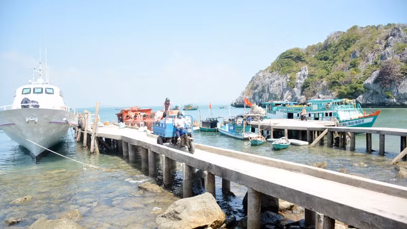 Cầu cảng xã đảo Hòn Nghệ.