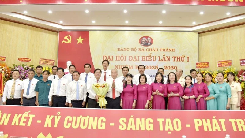 Ban Chấp hành Đảng bộ xã Châu Thành ra mắt Đại hội. (Ảnh: ĐẶNG LINH).