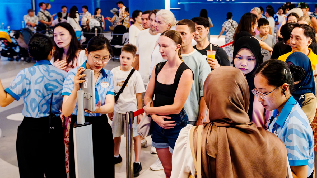 Nhân viên phục vụ khách du lịch tại Phú Quốc.