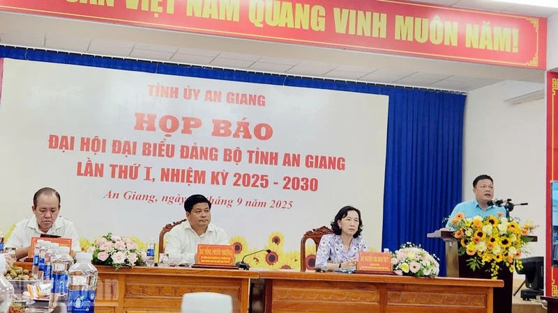 Quang cảnh buổi họp báo.
