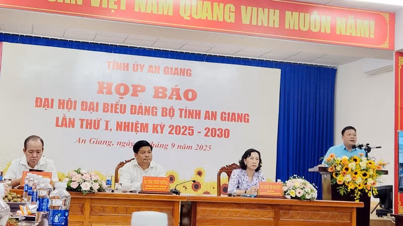Quang cảnh buổi họp báo.