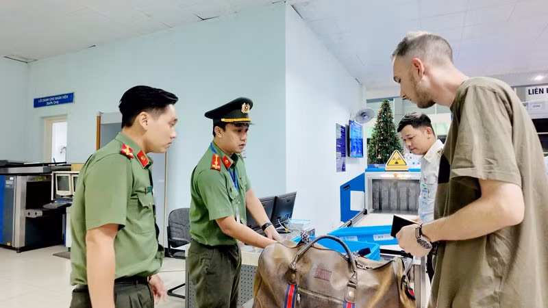 Cán bộ Đội An ninh hàng không tận tình hướng dẫn hành khách làm thủ tục tại ga đi.