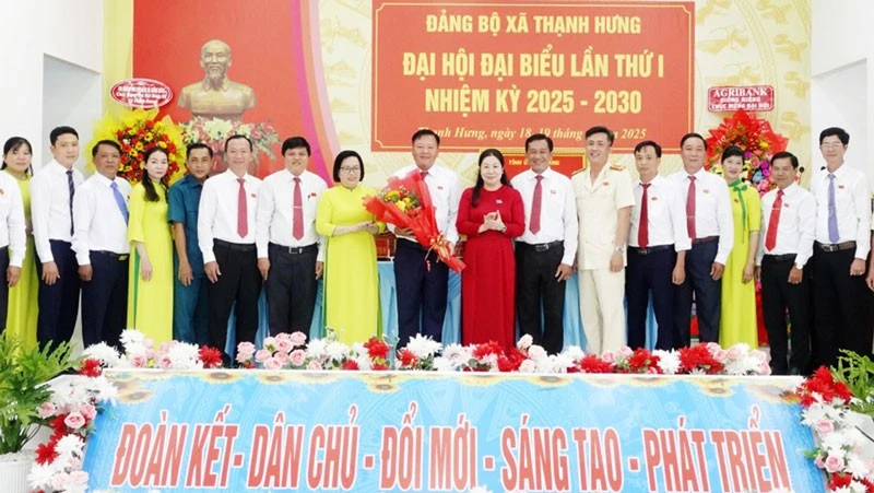 Lãnh đạo tỉnh An Giang tặng hoa chúc mừng Ban Chấp hành Đảng bộ xã Thạnh Hưng khóa I, nhiệm kỳ 2025-2030. (Ảnh: BÍCH THÙY).
