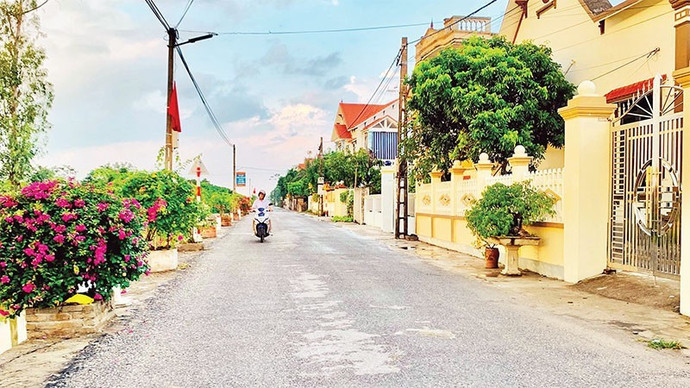 duong-giao-thong-nong-thon-o-tinh-hung-yen-duoc-nang-cap-mo-rong-tao-dieu-kien-giao-thuong-phat-trien-kinh-te-canh-quan-phong-quang-sach-dep-vh.jpg