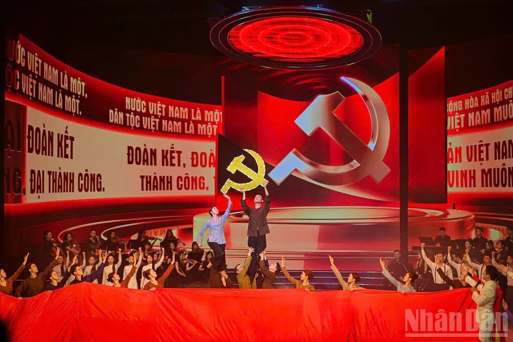 Một tiết mục trong chương trình nghệ thuật chính luận “Mãi mãi niềm tin theo Đảng”. (Ảnh: BẢO LONG)