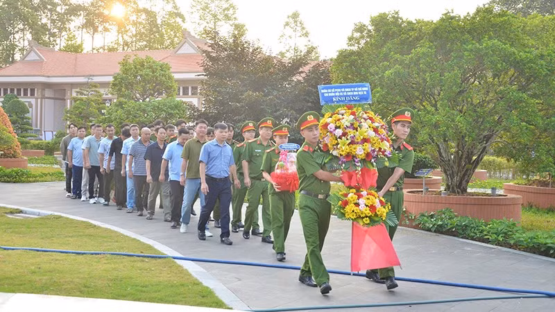Đại biểu viếng Khu di tích quốc gia đặc biệt Mộ cụ Phó bảng Nguyễn Sinh Sắc.