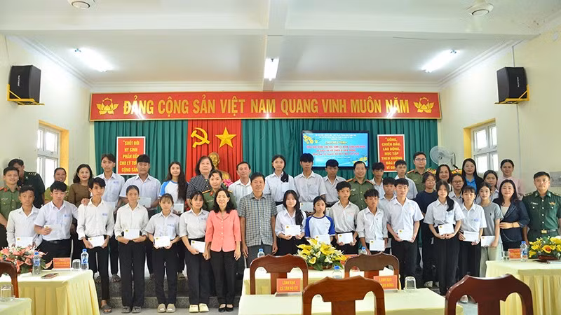 Đại biểu cùng học sinh tại buổi trao quà Tết tại xã Tân Hộ Cơ, tỉnh Đồng Tháp.