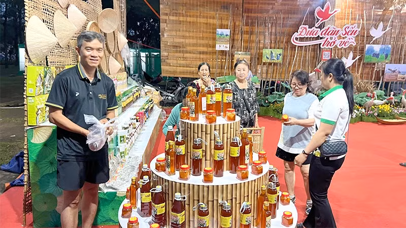 Một gian hàng trưng bày, giới thiệu sản phẩm OCOP tại phường Cao Lãnh.