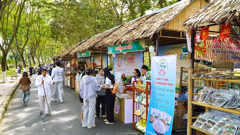 Các gian hàng sản phẩm OCOP Đồng Tháp tại "Không gian triển lãm, trưng bày sản phẩm OCOP khu vực Đồng bằng sông Cửu Long".