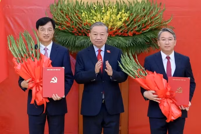 Tổng Bí thư, Chủ tịch nước Tô Lâm trao quyết định cho các đồng chí Nguyễn Duy Ngọc và Nguyễn Hải Ninh. (Ảnh: ĐĂNG KHOA)