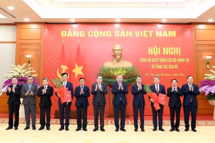 Tổng Bí thư, Chủ tịch nước Tô Lâm và các đồng chí lãnh đạo Đảng, Nhà nước chúc mừng đồng chí Nguyễn Duy Ngọc và đồng chí Nguyễn Hải Ninh. (Ảnh: ĐĂNG KHOA)