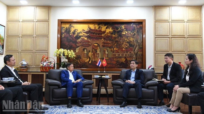 Đại sứ Phạm Việt Hùng thông tin về những nét nổi bật của Đại hội XIV của Đảng. (Ảnh: MINH THẮNG)