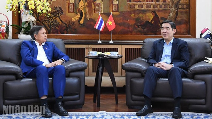 Đại sứ Phạm Việt Hùng (bên phải) cảm ơn về những lời chúc mừng tốt đẹp của Đại sứ Sisavath Inphachanh. (Ảnh: XUÂN SƠN)