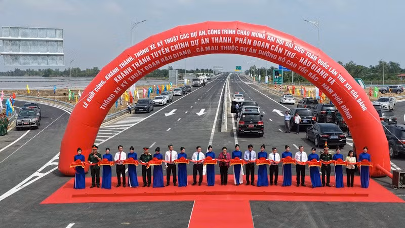 Các đại biểu cắt băng khánh thành, thông xe kỹ thuật cao tốc Cần Thơ-Cà Mau.