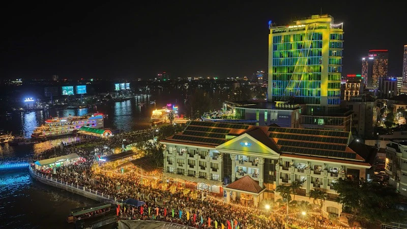 Một góc Bến Ninh Kiều về đêm.