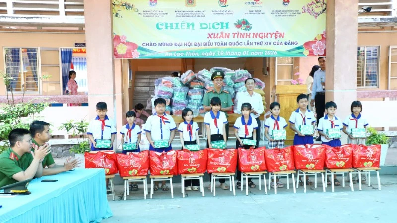 Công an Cần Thơ tặng quà cho học sinh có hoàn cảnh khó khăn