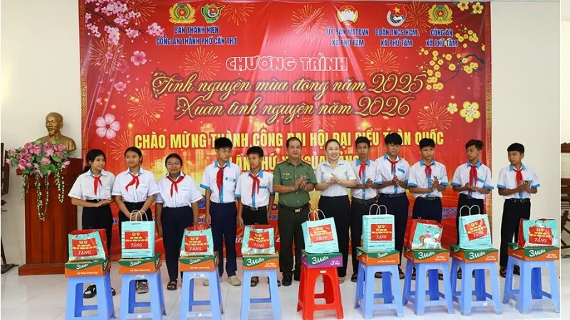 Công an thành phố Cần Thơ khám bệnh, tặng quà người dân xã Phú Tâm