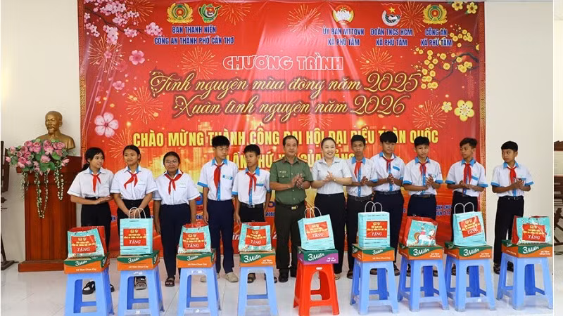 Công an thành phố Cần Thơ khám bệnh, tặng quà người dân xã Phú Tâm