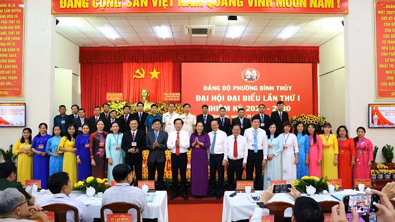 Ban chấp hành Đảng bộ phường Bình Thủy, Cần Thơ ra mắt đại hội.