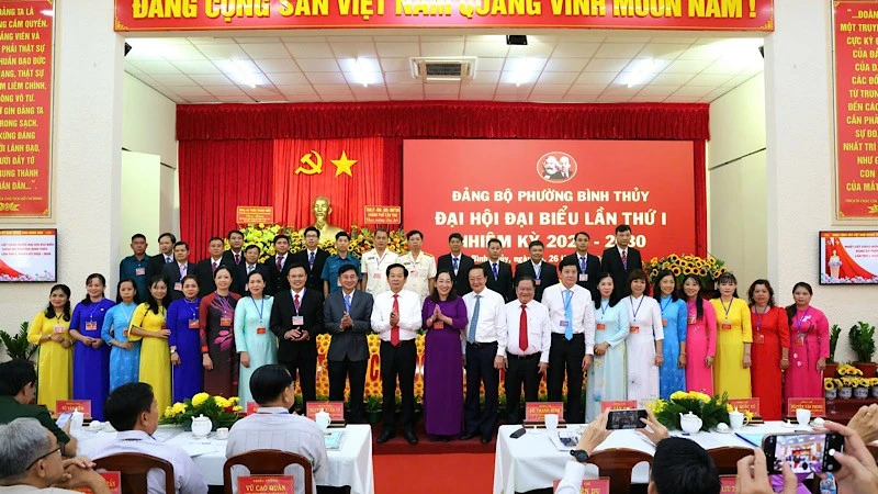 Ban chấp hành Đảng bộ phường Bình Thủy, Cần Thơ ra mắt đại hội.